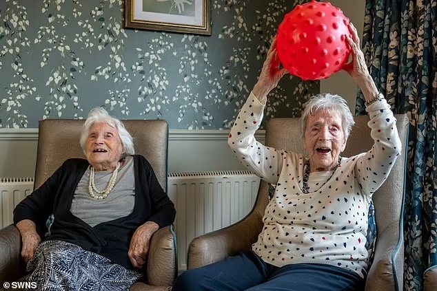 As amigas centenárias mostram seus segredos para a longevidade na casa de repouso onde vivem em Manor Lodge em Chelmsford, Essex, no Reino Unido. - Foto: SWNS