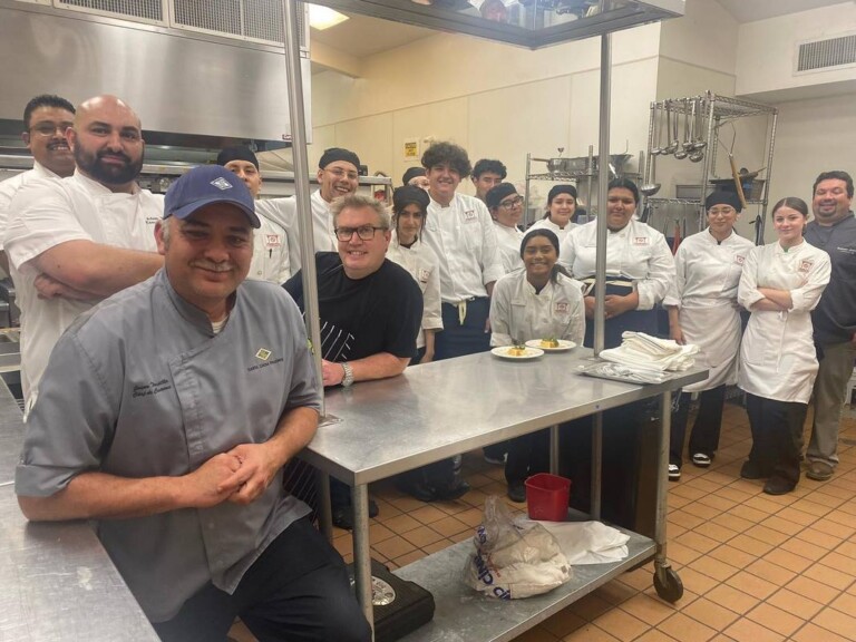No rancho os jovens têm acesso a terapia, atividades ao ar livre e diversas aulas como de culinária e construção - Foto: reprodução/ Instagram @ranchocieloyouth
