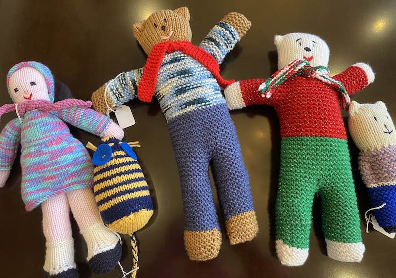  Brinquedos de tricô feitos pelas Knit Wits. Foto: reprodução/Edgemere