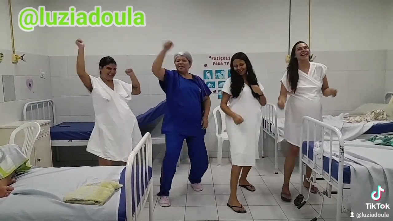 E não tem jeito, na maternidade de Luzia a festa é garantida! Foto: Reprodução/@luziadoula/Youtube.