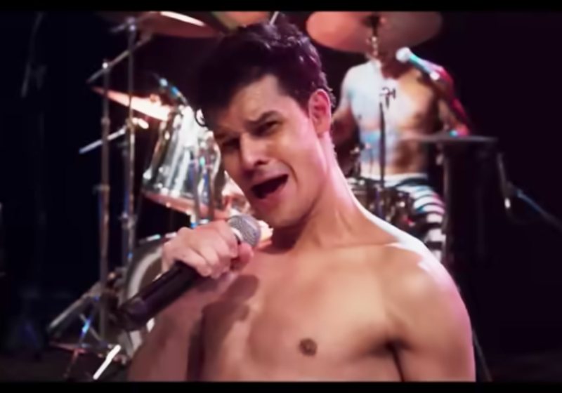 É impressionante a semelhança do ator Ruy Brissac com Dinho, vocalista do Mamonas Assassinas. Veja no trailer do filme - Foto: reprodução / Youtube