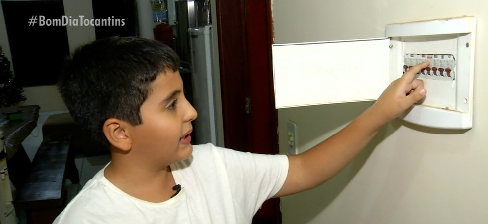 O menino correu para desligar o quadro de energia quando viu sua mãe levando um choque. Foto: Reprodução/TV Anhanguera.