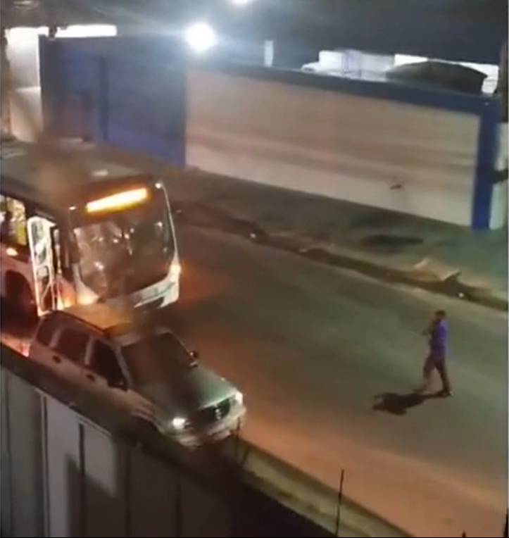 O motorista, depois que cumpre a função de atravessar a senhora, segue para o ônibus com os outros passageiros. Foto: Reprodução/G1.