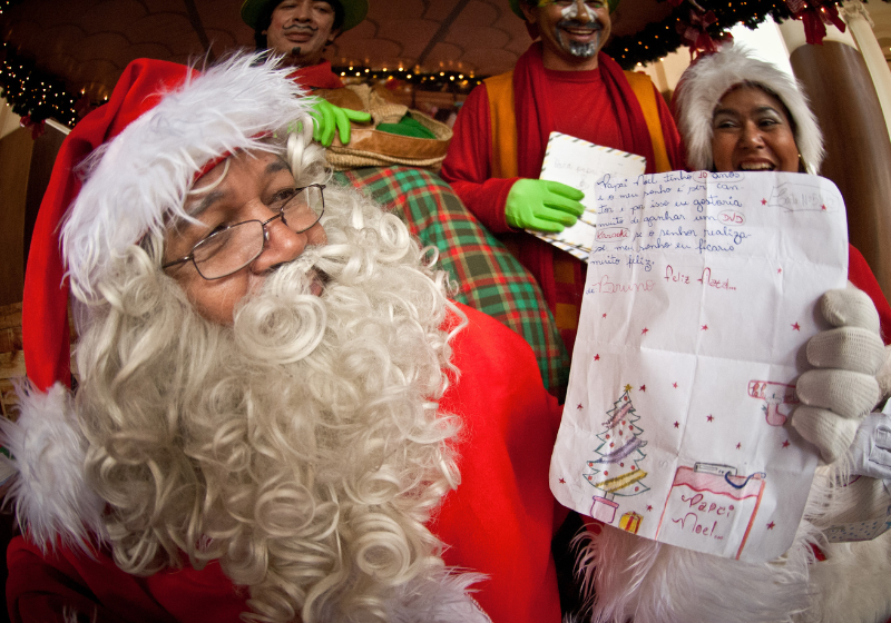 O Papai Noel dos Correios já começou a preparar os presentes e você agora pode escolher uma cartinha pelo site. Bora ajudar? - Foto: Reprodução/Agência Brasil.
