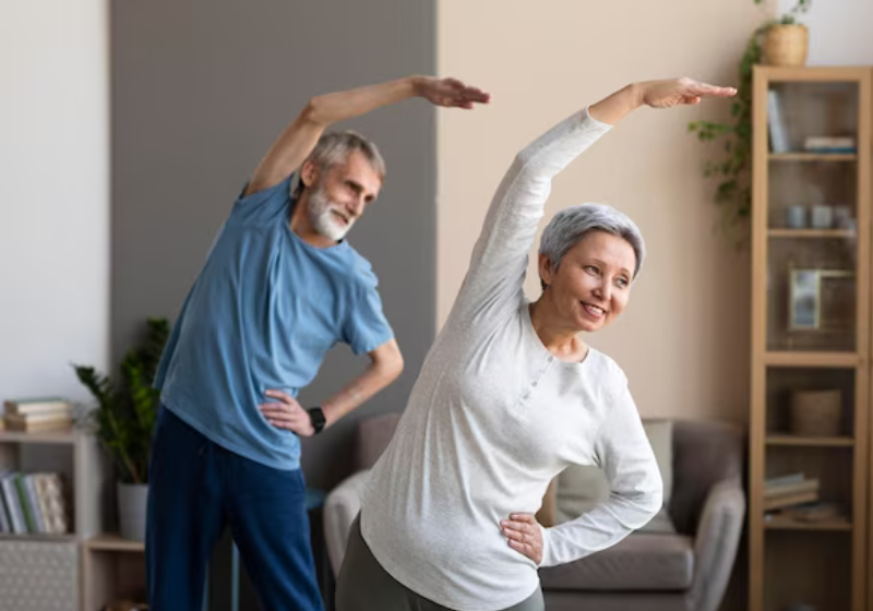 O estudo descobriu que mesmo em idosos, o corpo continua seguindo padrões de movimento. Foto: Reprodução/Freepik.
