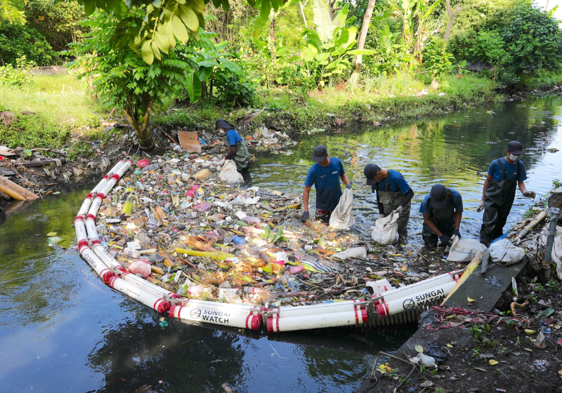 A ONG Sungai Watch se juntou aos moradores para limpar o rio mais poluído de Bali. Foto: Reprodução/Sungai Watch.