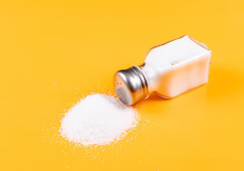 Com a redução de uma colher de sal nas refeições, foi possível baixar e muito a hipertensão nas pessoas que participaram do estudo. - Foto: Reprodução/Freepik