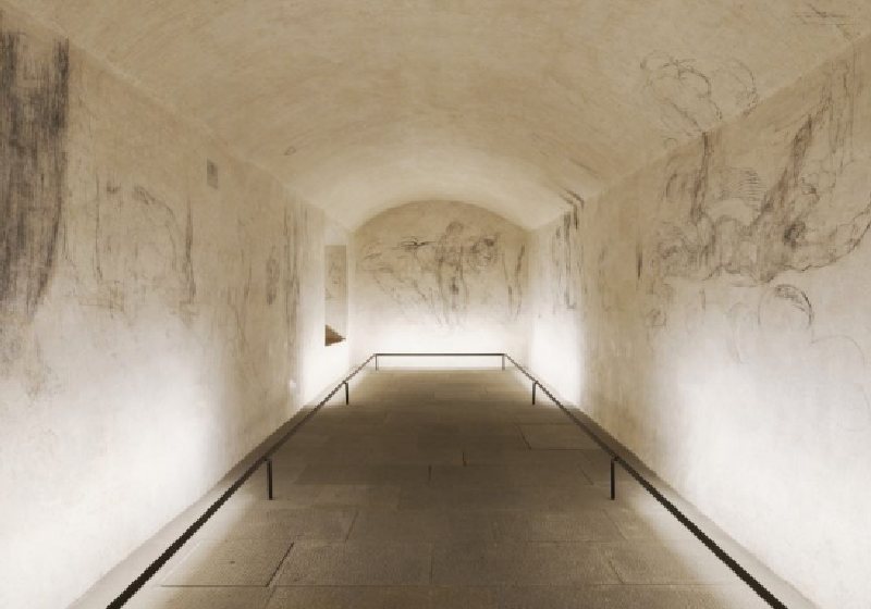 A sala secreta onde Michelangelo ficou escondido, fazendo seus desenhos, permaneceu sem uso, lacrada e esquecida por décadas abaixo de um alçapão coberto por guarda-roupas e móveis, na Basílica de San Lorenzo, em Florença, na Itália. - Foto: Ph. Francesco Fantani