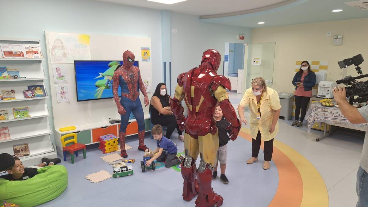 Alguns voluntários tiveram os cabelos raspados pelas crianças, foi emocionante! Foto: Reprodução/Cistiano Gomes (NSC TV).