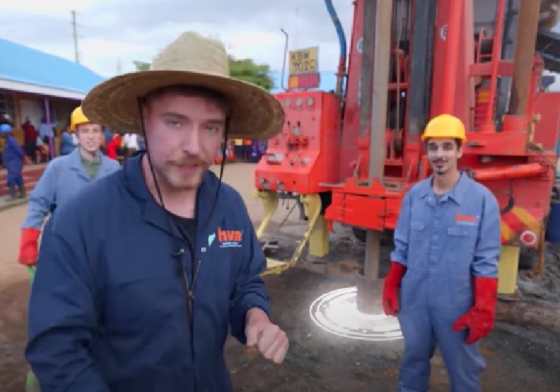 O vídeo do youtuber Mr. Beast, com quase 80 milhões de visualizações, mostra poços que ele construiu para levar água a regiões carentes da África - Foto: reprodução / Youtube