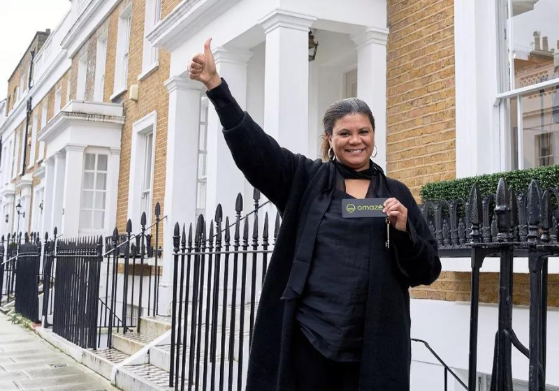 Antes, a estudante Oceanne Belle morava de favor e dormia no sofá da casa de amigo. Agora ganhou uma casa milionária em um sorteio e vai viver a vida dos sonhos. - Foto: Reprodução/Omaze/SWNS.