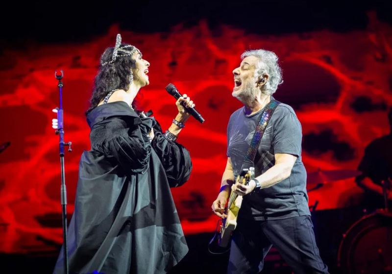 O guitarrista Roberto de Carvalho, viúvo de Rita Lee, foi convidado por Marisa Monte para tocar em homenagem à eterna Rainha do Rock. Que emoção! - Foto:reprodução/ Fábio Tito