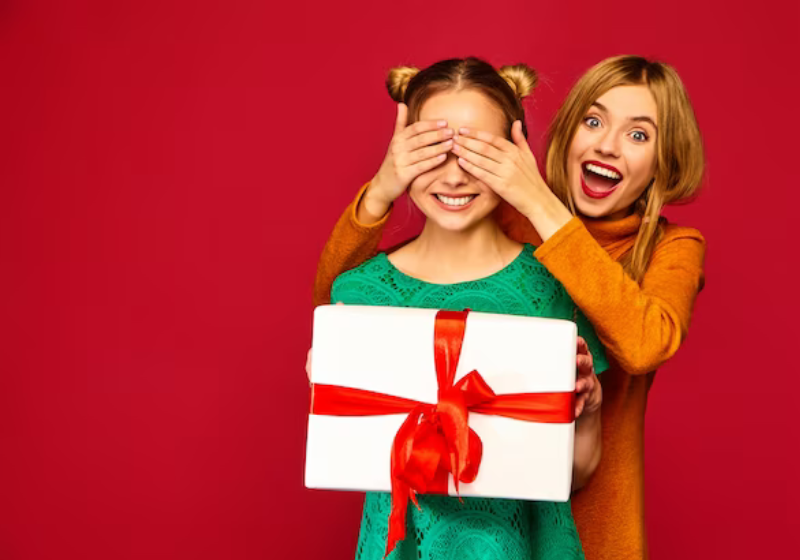 O amigo secreto diferente de Natal pode ser o Amigo Ladrão, o Amigo Dança das Cadeiras, o Amigo Temático, o Amigo da Onça, ou o Amigo ao Contrário. - Foto: Reprodução/Freepik.