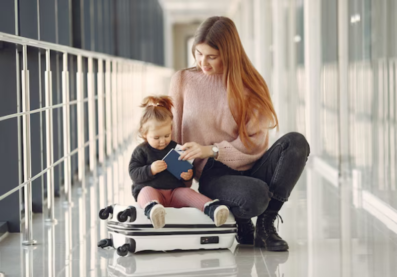 Assim como os pets, crianças também tem regras de viagem específicas. Foto: Freepik.