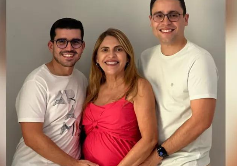 A mãe gerou o bebê do próprio filho e do marido dele. A criança nasceu saudável e o casal agora quer adotar outros filhos. - Foto: Reprodução/HSJ.