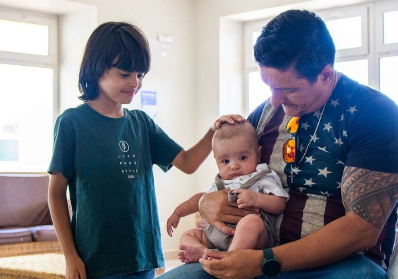 O pai doou a medula para o filho depois do bebê ser diagnosticado com uma doença grave. Foto: Reprodução/HCB.