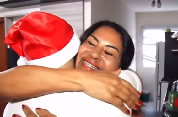 No momento de entregar o bilhete, os dois deram um longo abraço! Foto: SCC News.