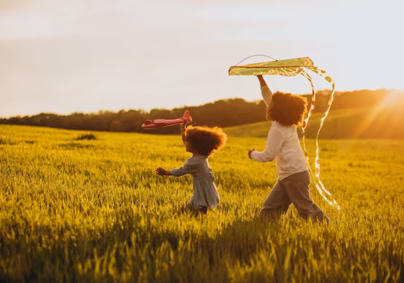 Atividades como pintura e jogos de tabuleiro podem ajudar as crianças a esquecerem as telas. Foto: Freepik.