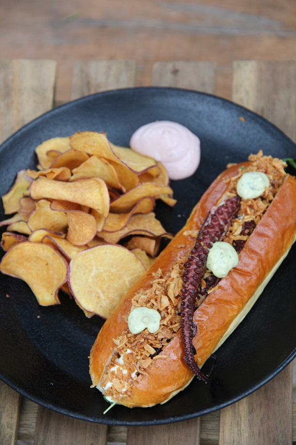 O cachorro quente de polvo é outro prato muito típico do Palaphita. Foto: Reprodução/Evasões.