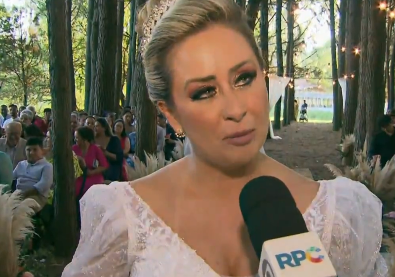 Mesmo vestida de noiva, Caroline Pompeo fez RCP no motociclista que viu caído na pista após um acidente, no trajeto para a festa. - Reprodução/RPC.