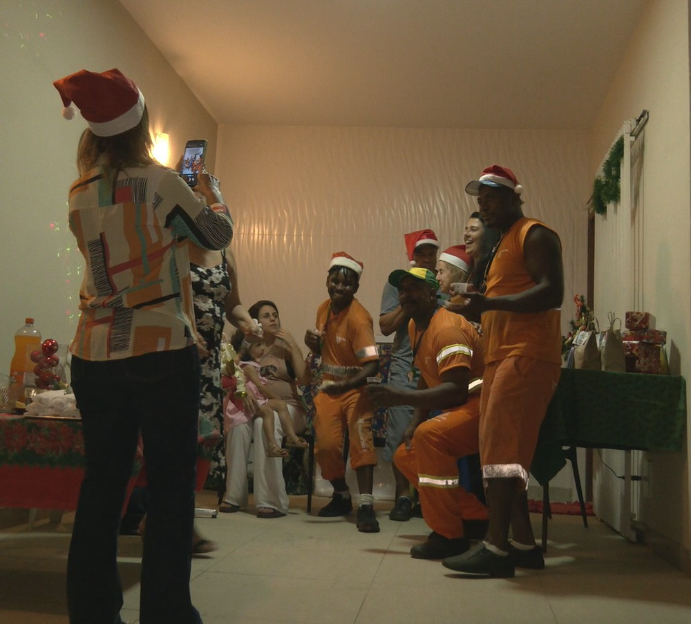 E a emoção tomou conta da ceia, os profissionais de limpeza ficaram super felizes. Foto: Reprodução/TV Integração.