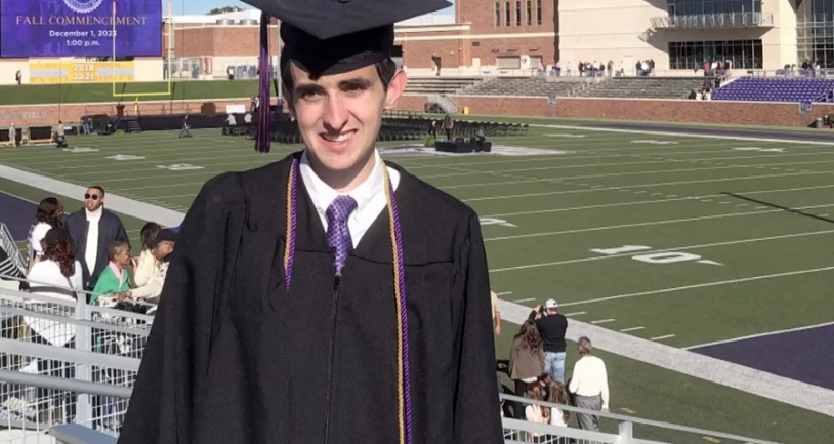 A vitória de Blake Cox foi coroada com formatura 5 anos depois na University of Mary Hardin Baylor no Texas, EUA - Foto: reprodução / Inside Edition