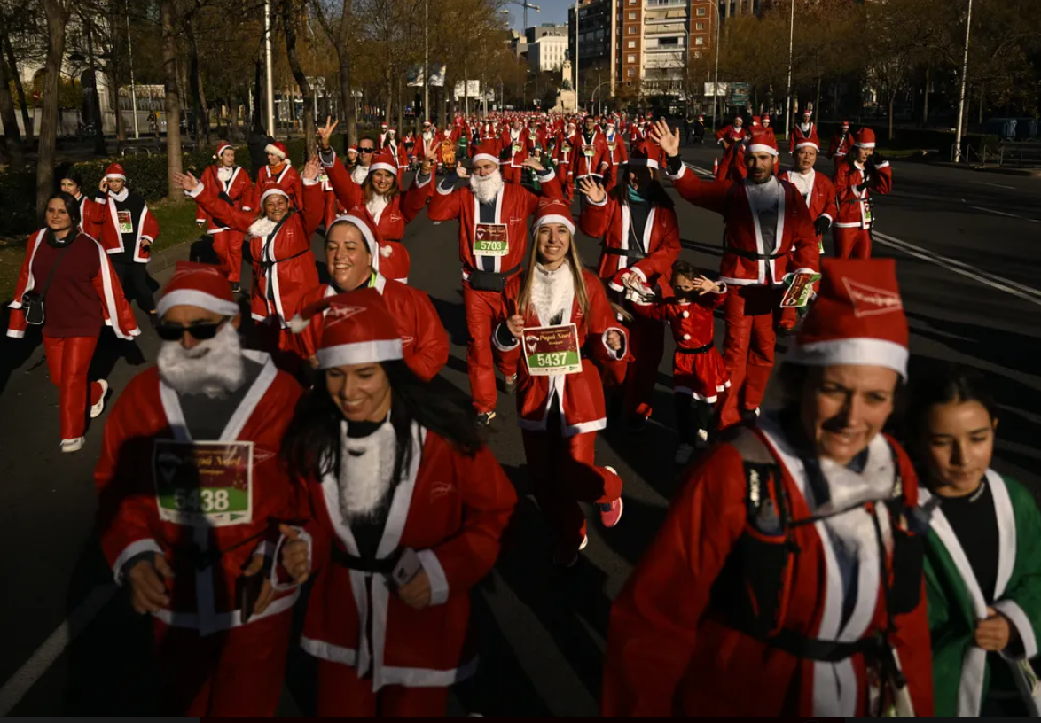 A corrida de rua reuniu mais de 7 mil papais noéis nas ruas de Madrid. Foto: Getty Images/TMZ.