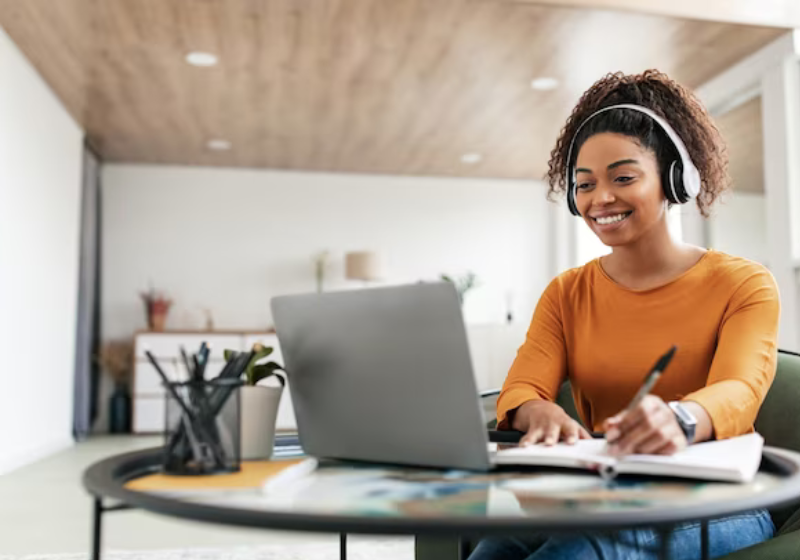 Além de garantir certificado, o curso é flexível e permite aprender de qualquer lugar, desde que tenha internet. Foto: Freepik.