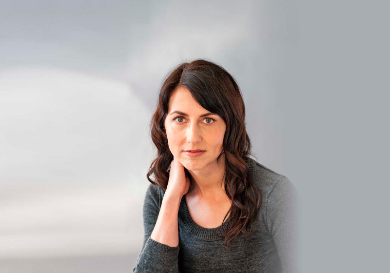 A empresária MacKenzie Scott já doou para caridade mais de 20% de sua riqueza. Projetos brasileiros também receberam ajuda dela. - Foto: Reprodução.