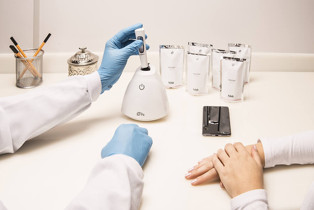 A rapidez do resultado e a praticidade do dispositivo são essenciais em situações de diagnóstico urgente. - Foto: reprodução/Hilab