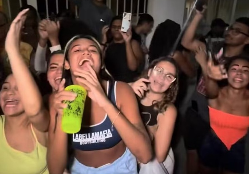 O dono de um salão no Rio prometeu uma festa de graça para comemorar a formatura dos estudantes que levaram um golpe. - Foto: Reprodução/Voz das Comunidades.