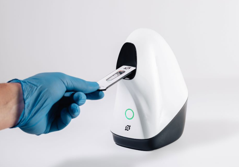 O aparelho inovador realiza um hemograma completo em até 30 minutos com apenas um furo no dedo, com a ajuda de Inteligência Artificial. - Foto: reprodução/Hilab