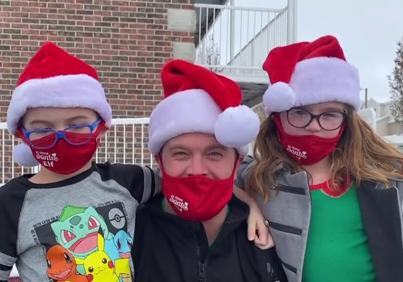 O Papai Noel misterioso, representado por um jornalista, ajuda os necessitados da comunidade mas quer permanecer anônimo. Foto: Reprodução/East Idaho News.