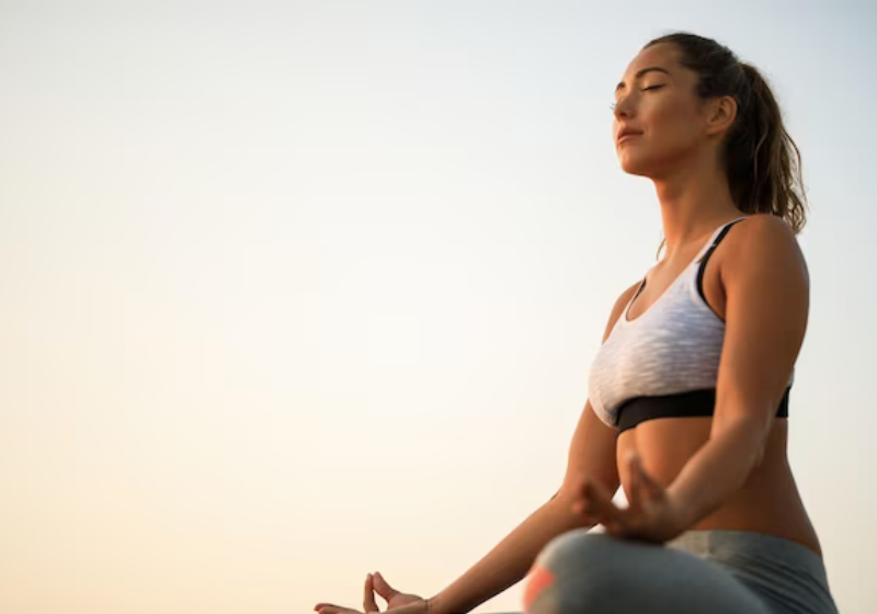 O yoga trabalha corpo e mente em um só exercício. Músculos tonificados e mente em paz! Foto: Freepik.