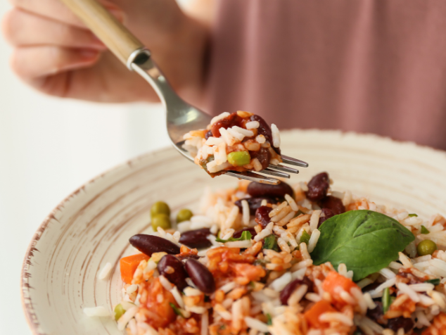 Qual horário do seu jantar? Comer de 3 a 4 horas antes de dormir pode trazer benefícios para a saúde e bem-estar, confira. - Foto: reprodução/Pixelshot