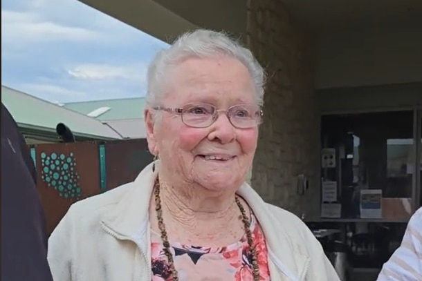 Jenny ficou muito feliz quando viu a surpresa que preparam para ela! Foto: Reprodução/Dinny Schutz.