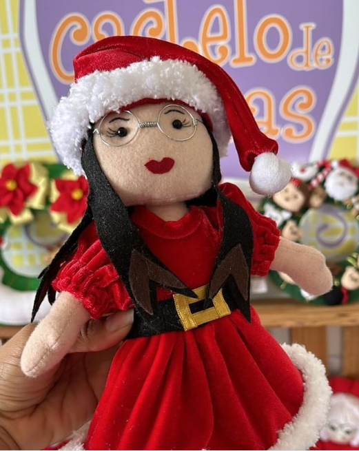 Em comemoração ao Natal, as detentas fizeram uma bonequinha de Juliette muito especial! Foto: Instagram/@castelodebonecasjuliamaranhao.