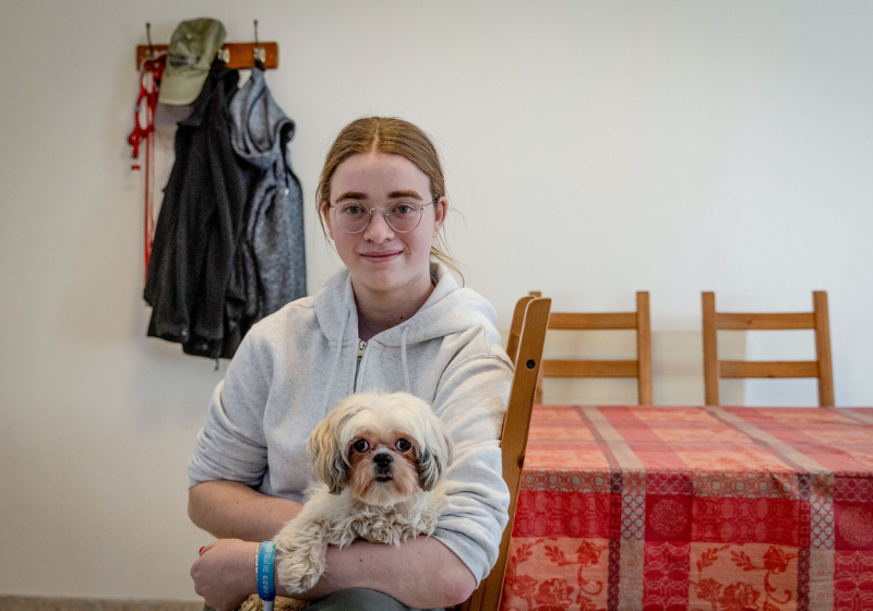 Quando foi sequestrada pelo Hamas, a adolescente escondeu o cão no pijama e foi ele quem a ajudou a suportar os meses de cativeiro. - Foto: Chaim Goldberg/Flash90