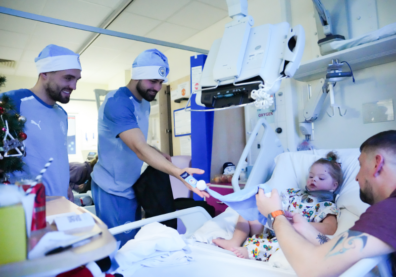 O grupo também distribuiu presentes assinados pelos jogadores do time. Foto: Reprodução/Manchester City.