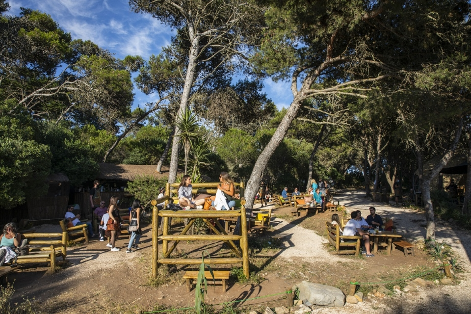 O mobiliário utilizado no local é todo sustentável. Foto: Reprodução/DR.