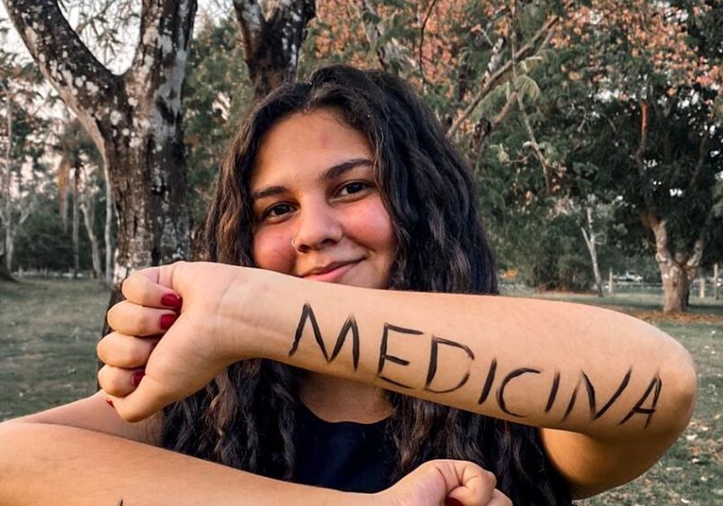 Moradora do Acre, Thainá Araújo Barros não teve contato com o pai e foi criada pelos avós na periferia de Rio Branco. A brasileira passou em Medicina sem ter dinheiro nem internet para estudar em casa. - Foto: arquivo pessoal