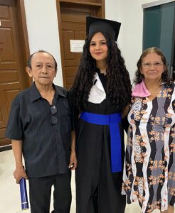 Thainá Araújo Barros foi foi criada pelos avós na periferia de Rio Branco. A brasileira não tinha dinheiro nem internet para estudar e passou em Medicina - Foto: arquivo pessoal