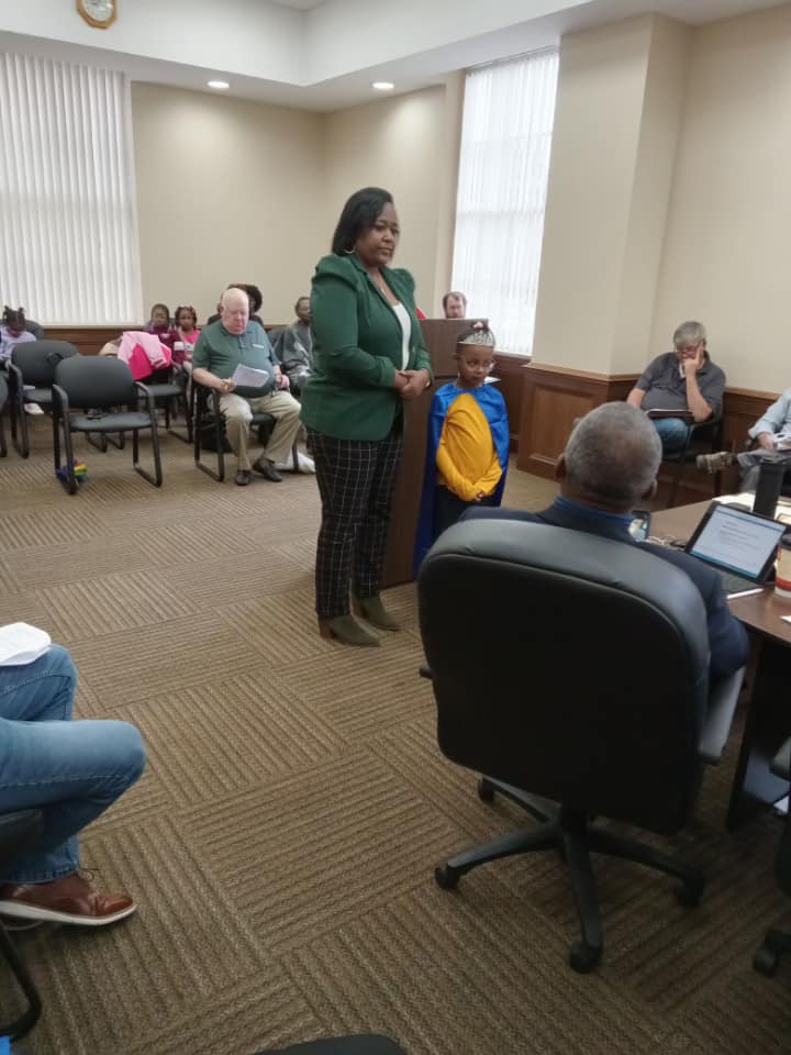 Bryanna Cook com Latonya Malone, a atendente do 911 com quem ficou duas horas no telefone. - Foto: reprodução/Facebook/Fairview Elementary PTO