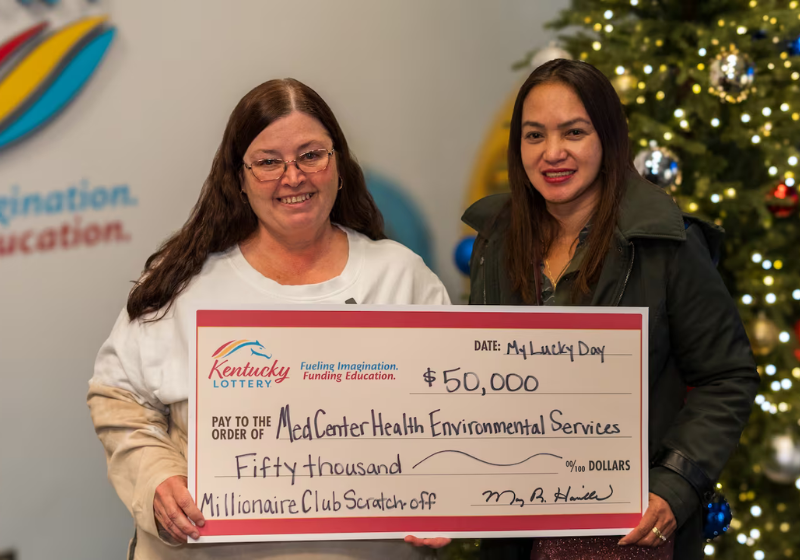 Os funcionários mal acreditaram quando ganharam US$ 50 mil na raspadinha. E foi um presente do chefe. - Foto: Reprodução/Arquivo pessoal.