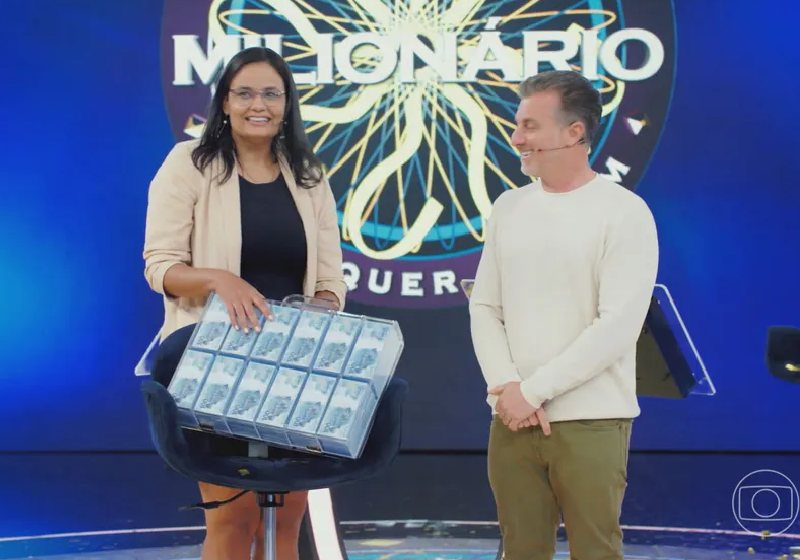 Jullie ao lado do apresentador Luciano Huck. A mulher nordestina acertou as 15 perguntas, ganhou R$ 1 milhão na TV e incentivou a educação e o empoderamento feminino no programa. - Foto: reprodução / TV Globo