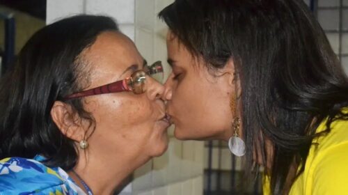 Jullie com a mãe que morreu após um AVC - Foto: arquivo pessoal