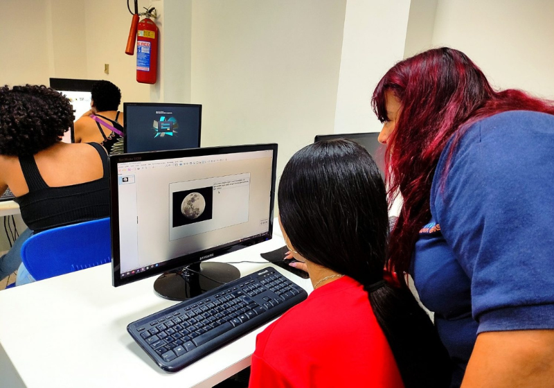 O Brasil vai oferecer quase 4 mil vagas para cursos gratuitos de tecnologia. Veja como participar! Foto: Reprodução/Patrick de Souza (Prefeitura do Rio).