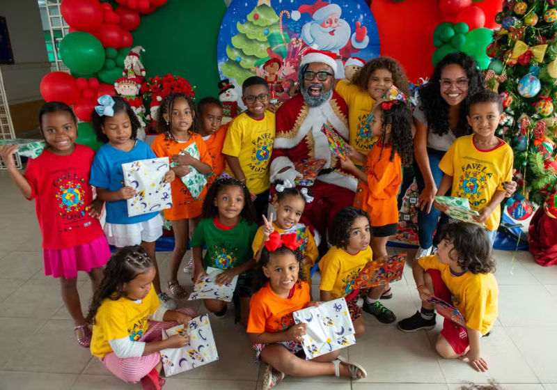A visita do ator vestido de Papai Noel é uma iniciativa de uma parceria com a ONG Favela Mundo. Foto: Raphael Pizzino.