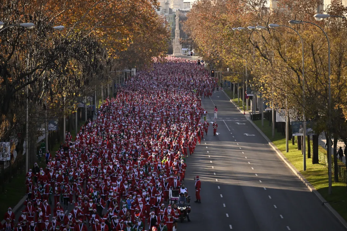 Os papais noéis lotaram as ruas de Madrid! Foto: Getty/TMZ.