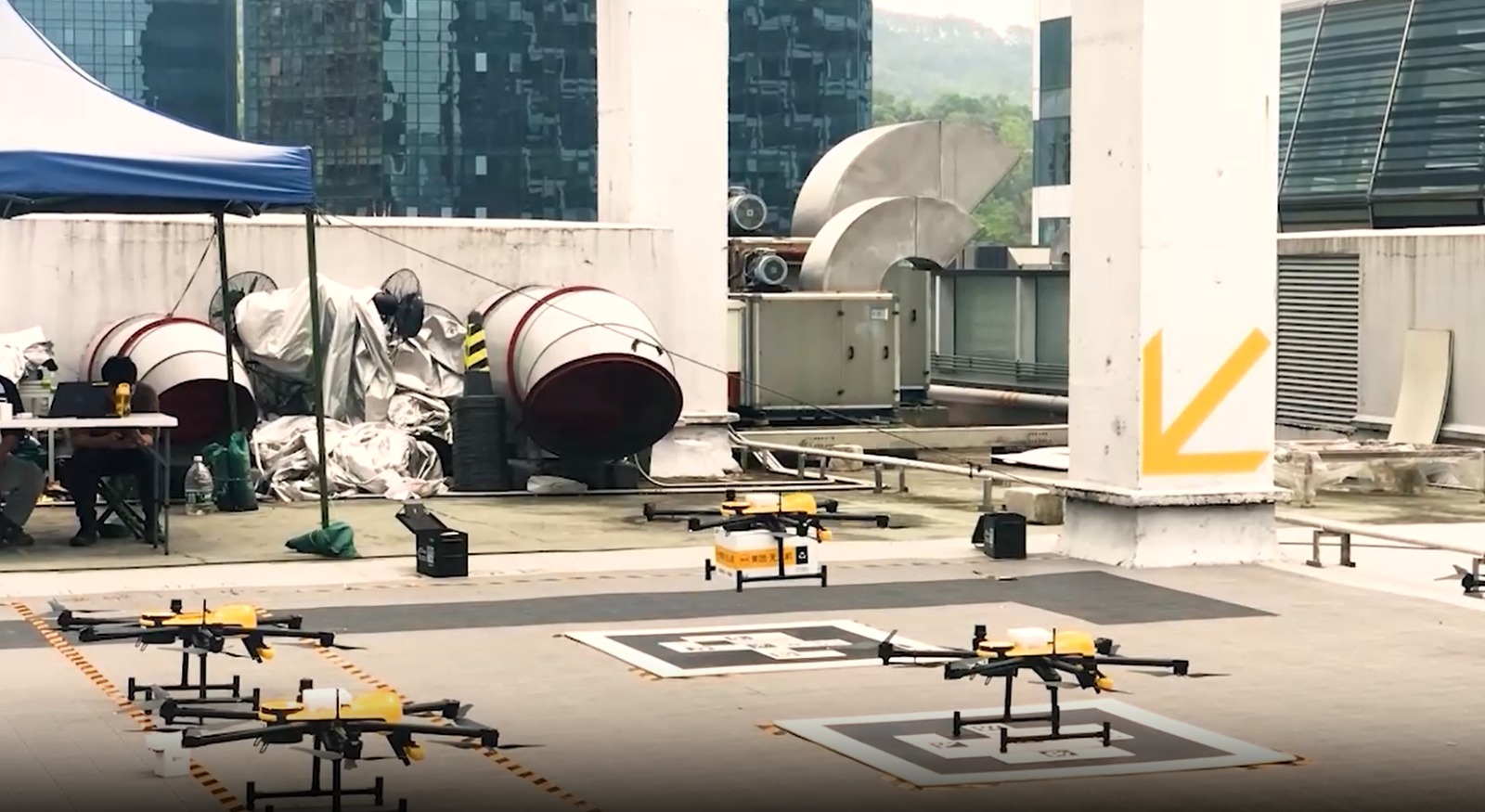 Uma das plataforma onde os funcionários colocam o delivery para o lançamento do drone - Foto: Zeyi Yang 